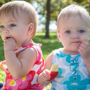 O que muda na introdução alimentar dos gêmeos?