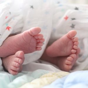 Casal de gêmeos é batizado com os nomes de Corona e Covid