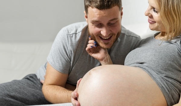 Com quantas semanas o bebê começa a mexer na barriga?